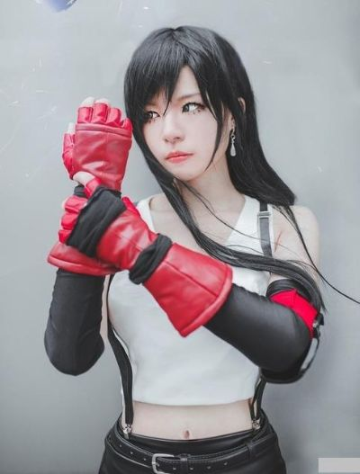 现实与游戏交织，美女博主完美复刻蒂法新视频，体验超越极限！