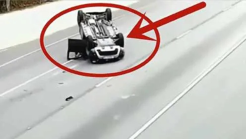 轿车失控上墙四轮朝天，司机深情牵手瞬间惊心动魄