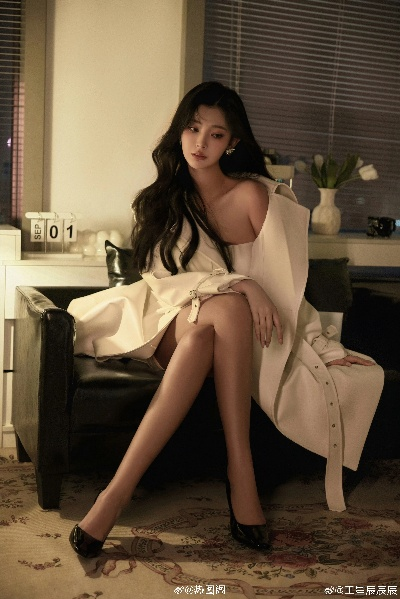 《完蛋》浩浩妈惊艳亮相！香肩美腿玉足，绝美风采引关注