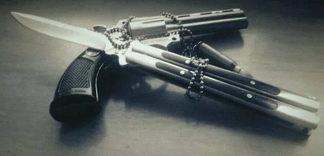 CS2蝴蝶刀白菜价惊现：技术故障引发天价皮肤异常成交揭秘！