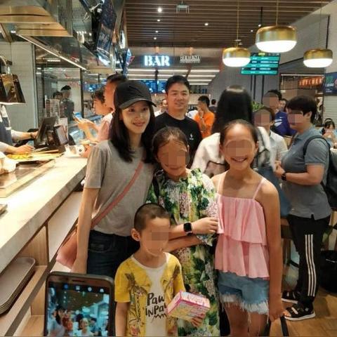 章泽天镜头下刘强东信心受挫，揭秘拍照美学新境界