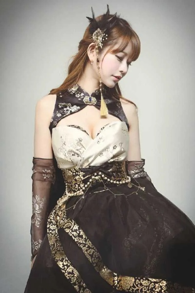 韩国COS女神：甜美脸蛋丰腴身材，惊艳反差魅力绽放