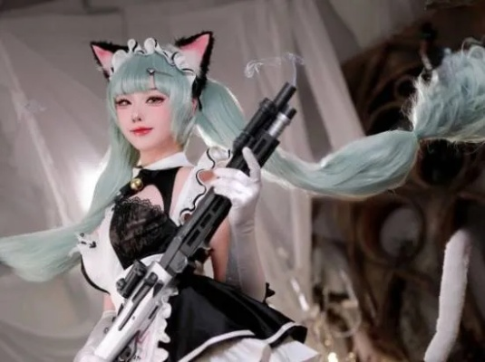 白色背心还原胜利女神，COS小红帽人气角色新风尚