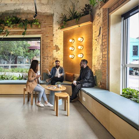 深夜怒吼：悉尼妹与前未婚夫激烈争吵，怒斥“离我远点！”揭秘情感裂痕新价值