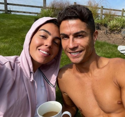 C罗乔治娜面膜自拍，精致男友护肤新潮流