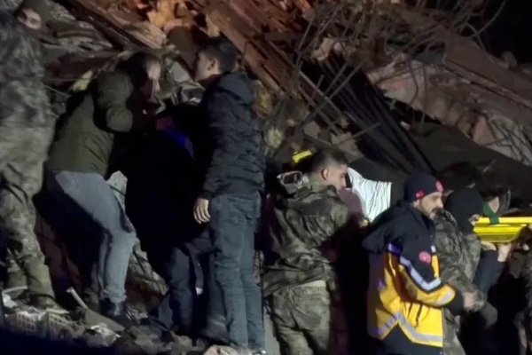 土耳其地铁事故致公寓坍塌，五口之家仅长女幸存，揭秘重建之路