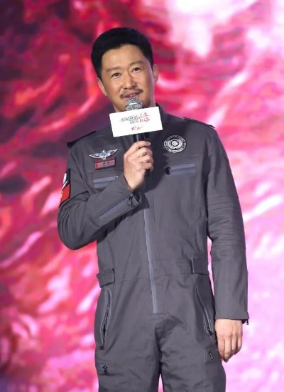 吴京试穿航天服《流浪地球3》片场，直言挑战巨大生无可恋
