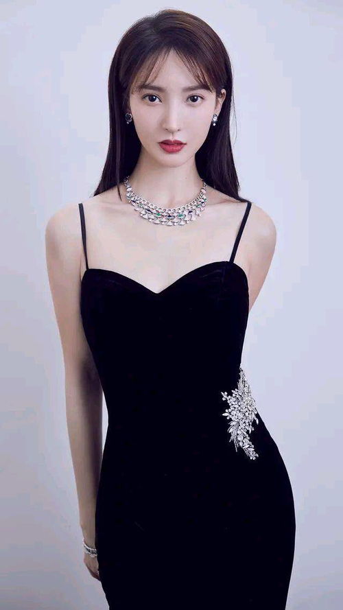 身材惊艳如白精灵，申才恩《剑星》美照吸睛新高度