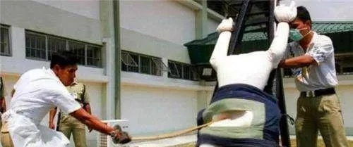 诈骗惩处新视角：新加坡严惩诈骗犯，鞭刑至多24鞭震撼呈现