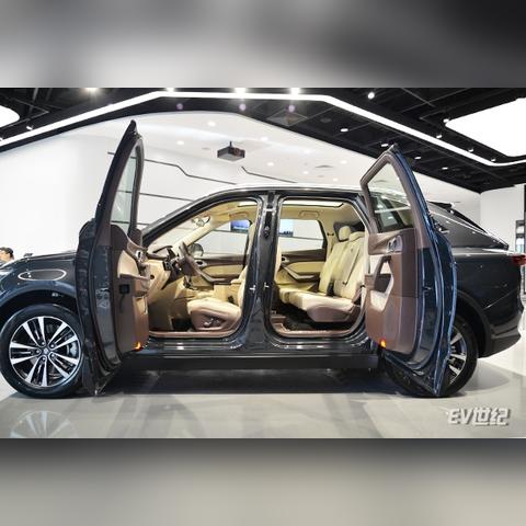 奇点蝴蝶刀皮肤惊艳亮相：外观特效解析，视觉盛宴新体验