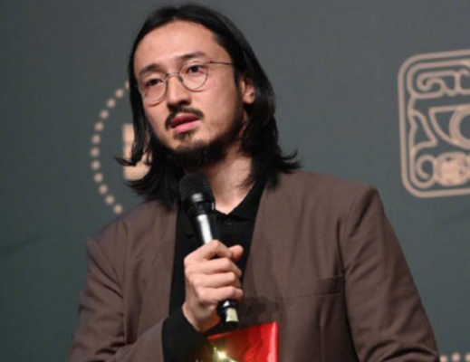 王传君领奖不笑背后：春树导演努力绽放笑容