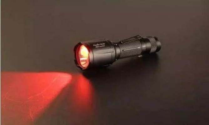 《三角洲行动》手电新用法：耀斑战术手电，夜战利器大揭秘