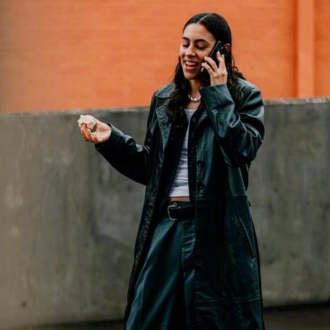 牛仔裤广告风波中，悉尼妹坚定回应：争议对我无丝毫影响