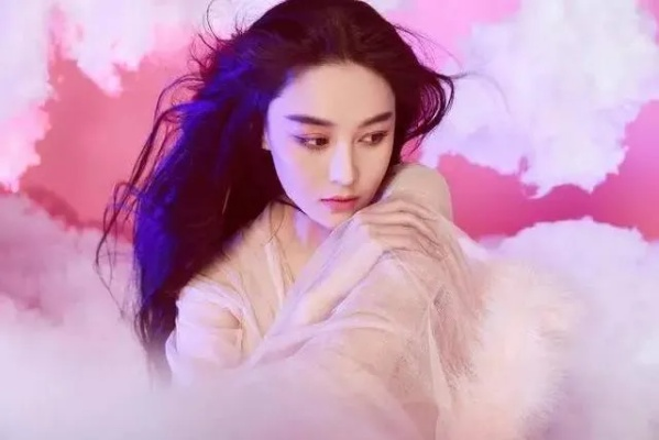 张馨予感叹新闻年龄标签泛滥，揭秘年龄报道新趋势