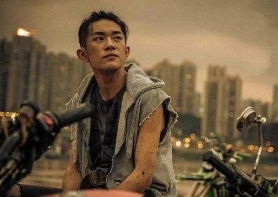 狂野剧照中易烊千玺身影藏匿，揭秘明星神秘变身！