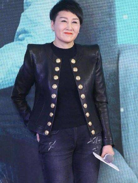 张凯丽63岁穿黑丝自信满满：勇敢闯荡正当时