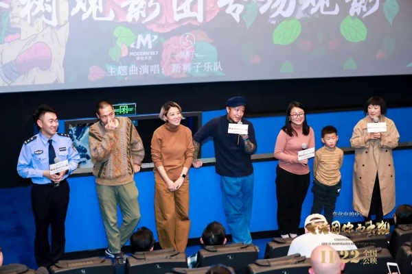 首映盛况！小11警长深情拥抱，未受骚扰风波影响再创佳话