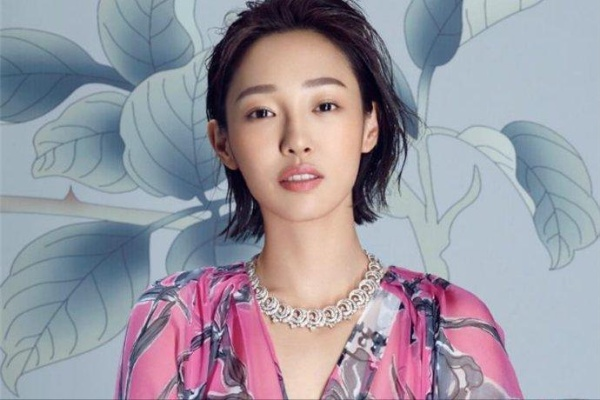 白百何正面回应：剧组操作引热议，揭秘新视角诠释专业态度