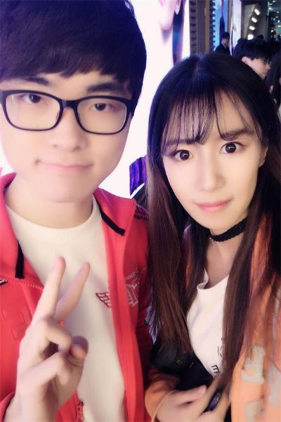 女版Faker队服亮相，胖胖龙魔性舞姿更吸睛