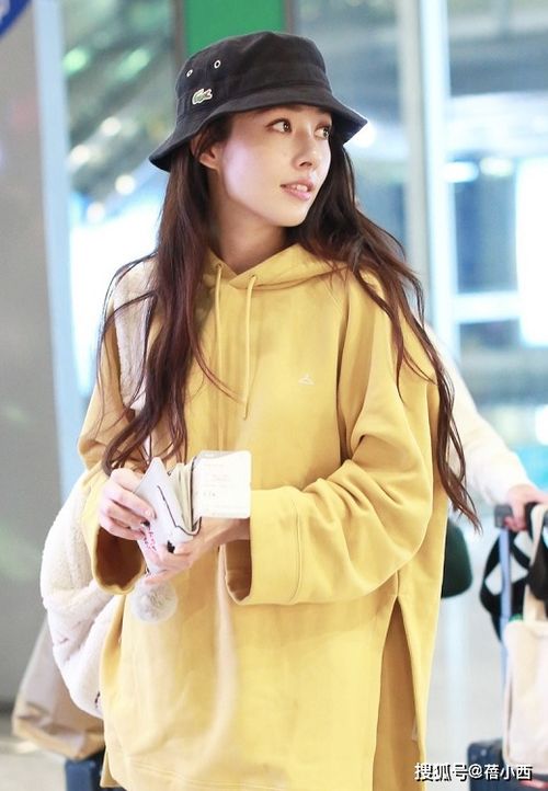 章泽天机场惊艳亮相，卷发拉直成焦点，卷发新潮流引关注