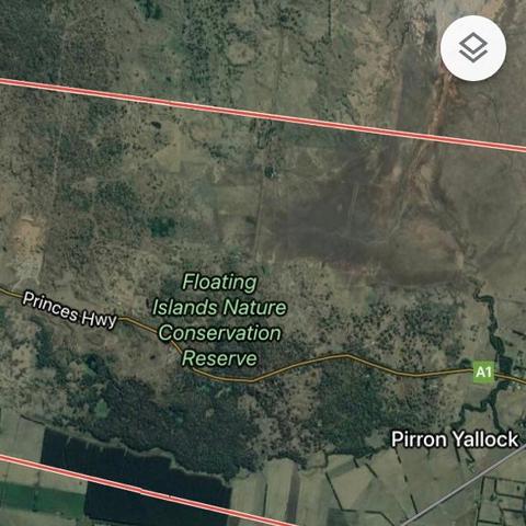 特斯拉惊魂：陨石撞击致挡风玻璃熔融奇观