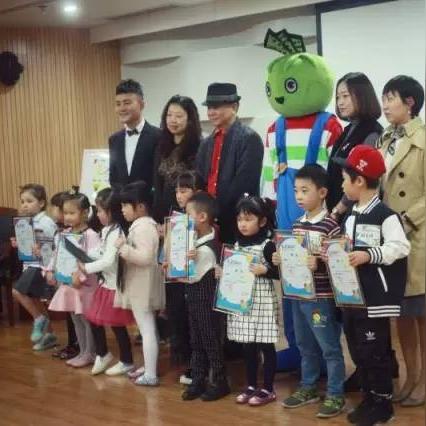 《倾听画语》深度解析：沉浸式剧情与独特玩法体验