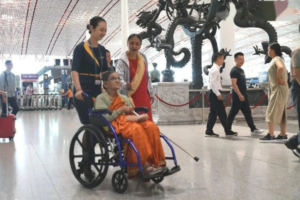 印度航班登机口惊现：轮椅乘客长队，见证人性关怀新篇章
