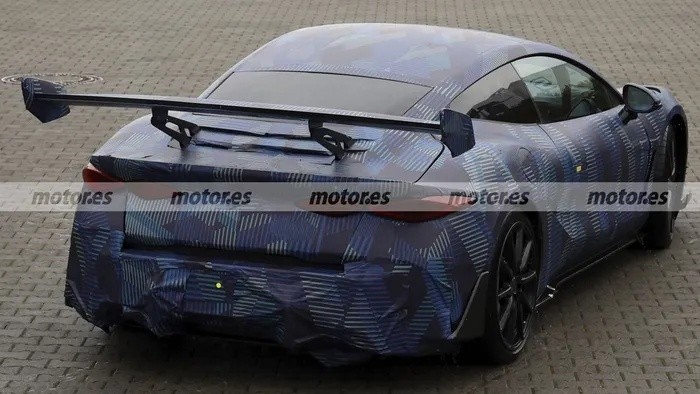 比亚迪腾势Z超跑惊艳亮相，纽北赛道大尾翼吸睛改写历史