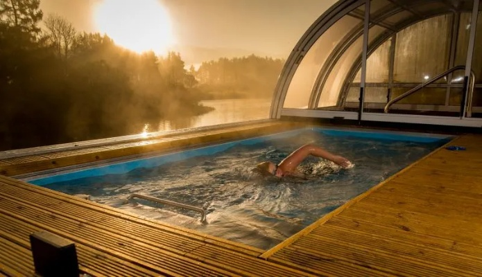 《POOLS》深度解析：揭秘极限泳池竞技新体验