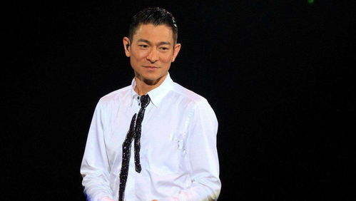 64岁刘德华全开麦唱《中国人》引共鸣，感动全场诠释爱国情怀