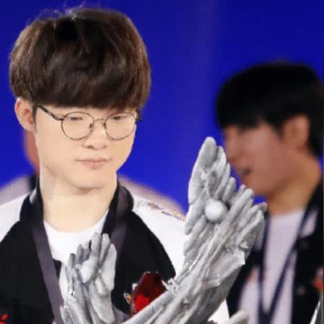 Faker三连冠封神！LOL官方：2017遗憾终成传奇荣耀