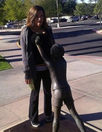 少女恶作剧贴卡通眼，13.6万澳元雕塑遭毁损引争议