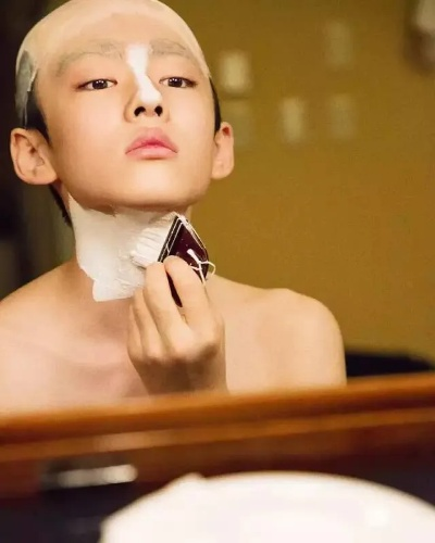 幼时欺凌受害者日本男，变身全球最美奇才惊艳亮相