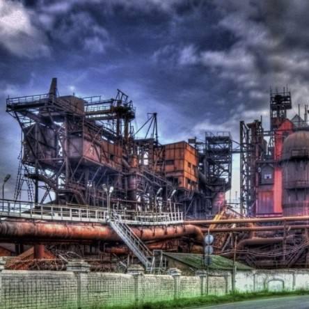 《严阵以待》新手攻略：武器首选与AI队友操控技巧解析