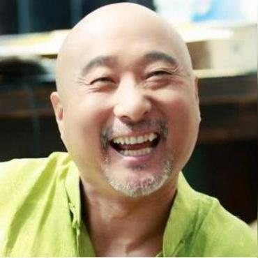 白发大爷骑单车成网红，71岁成龙颠覆形象展新风采