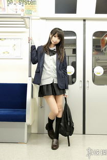 樱花妹COS惊艳：胶衣紧裹展现青春魅力