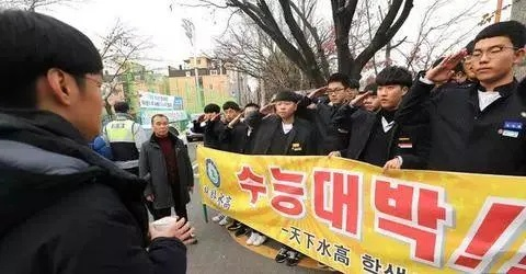 韩国高考感人一幕：高二学子跪地祈福，共祝前辈高考顺利展风采