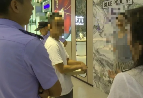 试戴金镯10秒引赔偿风波，千元赔偿令警方哭笑不得