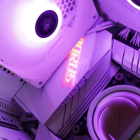 白色海景房终极揭秘：嘉带鸡血2.0 X870E电竞主板冰雕评测深度解析