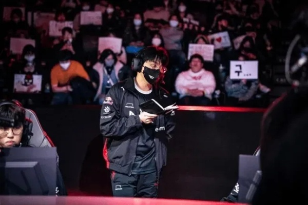 深夜吃播大揭秘：Gumayusi兑现S15夺冠公约新价值