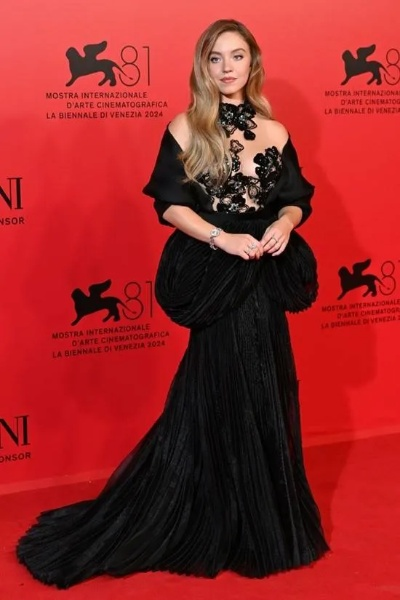 悉尼妹红毯惊艳亮相，黑礼服尽显时尚魅力