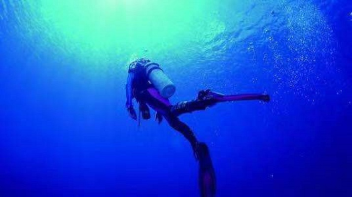 水下惊险！潜友气瓶意外关闭，大地揭秘人性考验