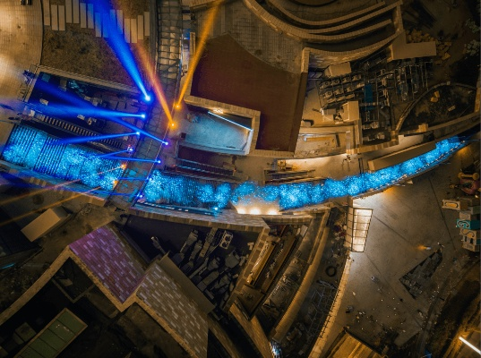 霓虹璀璨探秘之旅：星空霓虹城商业区全景揭秘