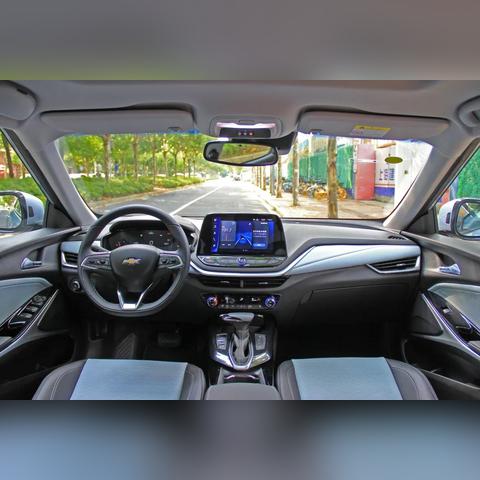 女主播肌肉操控力惊人，健身直播新潮流！