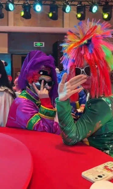 员工年会穿太丑拿1万！游戏圈这波「丑到有奖」的反卷操作，藏着多少职场情绪共鸣？