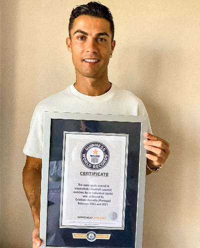 C罗刚拿的吉尼斯证书藏着什么游戏级细节？球迷玩家都在扒的破圈密码