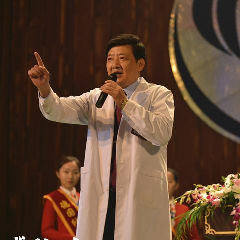 王传君表情引热议：全程凝重未笑，获奖瞬间情感深度解析