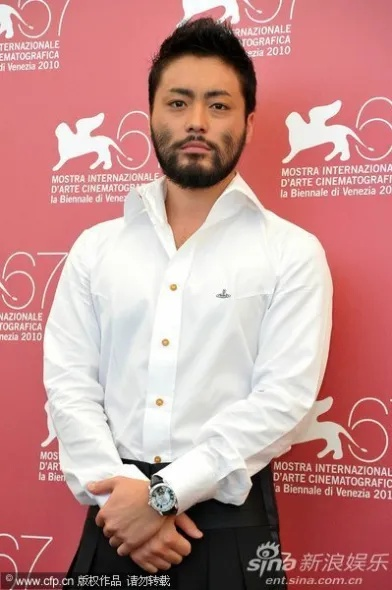 山田孝之胡子造型大揭秘：男神变身野人新风采