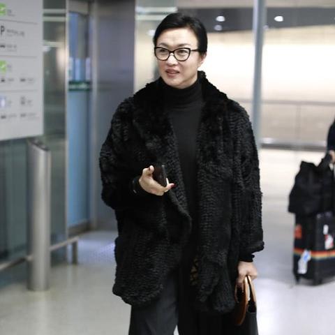 黑丝双马尾魅力尽显，小腹曲线成焦点潮流新风尚