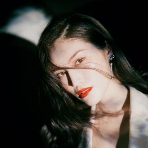 产后超模身材惊艳，何穗匀称小腹平坦，网友：超模风采依旧！